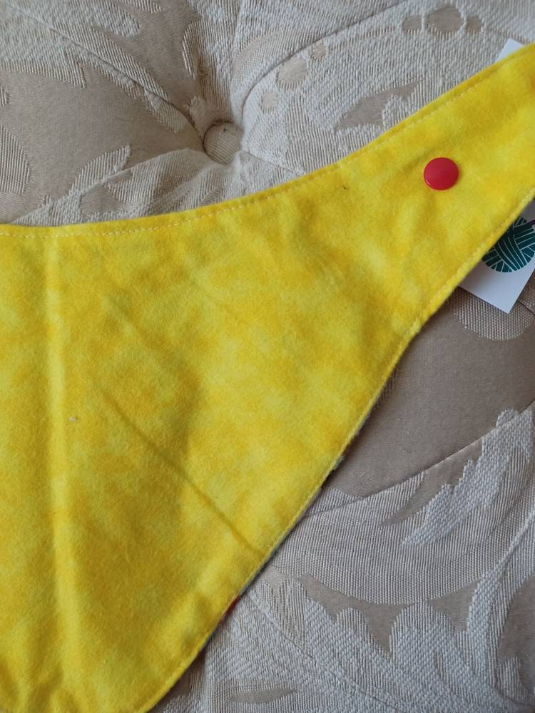 Farm animals Baby Bib / red / yellow / farm / barn / baby / hand-sewn/ flannel / washable - Thumbnail 4