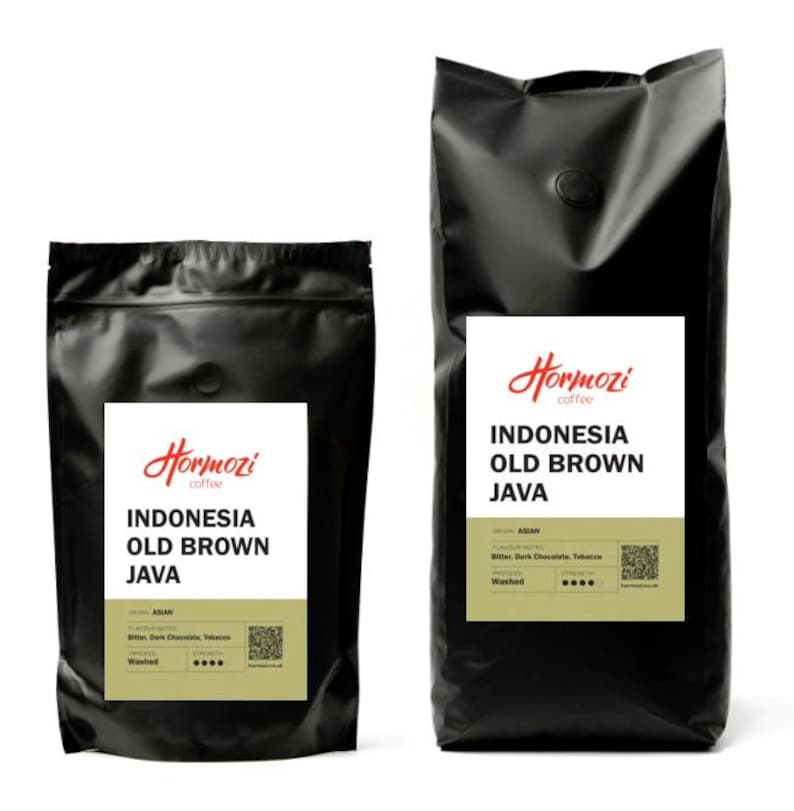 K&ouml;nnte beinhalten: Zwei schwarze Kaffeet&uuml;ten mit wei&szlig;en Etiketten. Auf den Etiketten steht "Hormozi coffee INDONESIA OLD BROWN JAVA". Die T&uuml;ten haben ein kleines, rundes, dunkelbraunes Ventil. Auf dem Etikett steht "Washed".