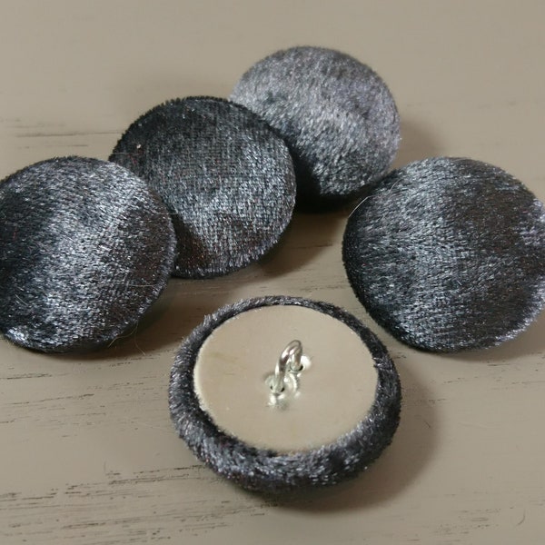Boutons en velours recouverts de tissu gris foncé graphite, différentes tailles de boutons et de paquets