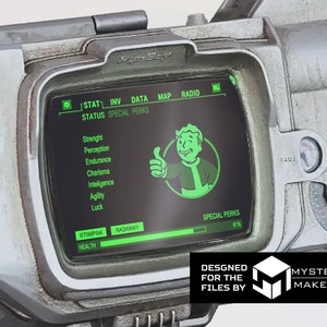Könnte beinhalten: Ein grün-weißes Pip-Boy-Gerät mit einem Bildschirm, der die Statistiken und Spezialvorteile eines Charakters anzeigt. Der Bildschirm zeigt auch ein grünes Symbol eines Charakters mit erhobenem Daumen. Der Text auf dem Bildschirm lautet "STAT INV DATA MAP RADIO STATUS SPECIAL PERKS Strenght Perception Endurance Charisma Inteligence Agility Luck STIMPAK RADAWAY HEALTH SPECIAL PERKS 91%". Das Gerät ist mit "DESIGNED FOR THE FILES BY MYSTERY MAKERS" beschriftet.