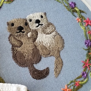 Kit de bordado a mano de nutria marina "Otterly Adorable" con videotutorial en línea, proyecto de manualidades con adorables animales marinos.