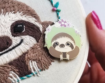 Happy sloth needle minder, green enamel with silver magnetic pin, gift for crafty friend, cute cross stitch and embroidery accessory