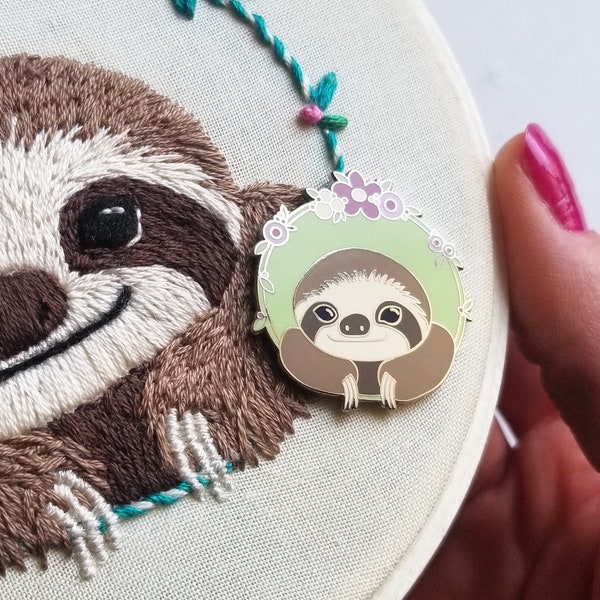 Happy sloth needle minder, green enamel with silver magnetic pin, gift for crafty friend, cute cross stitch and embroidery accessory