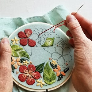 Beginner daisy embroidery kit "Floral Flourish" with video tutorial, DIY easy floral wreath hoop art