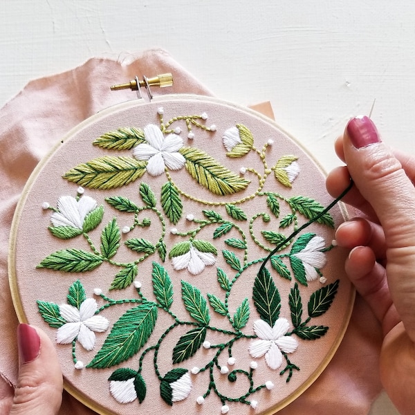 Feminine flowers beginner embroidery pattern, digital hand embroidery pattern, easy hand stitching project, PDF sewing patterns for woman