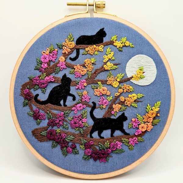 Modello di ricamo a mano con gatti neri "Catwalk", artigianato autunnale in fibra PDF da scaricare, include istruzioni per il tabby nero e arancione, tutorial online