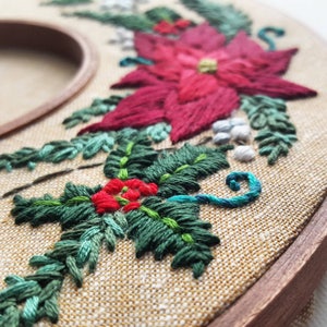 Digital hand embroidery pattern Holiday Wreath with poinsettias and holly berries, DIY Christmas double hoop fiber wall art image 3