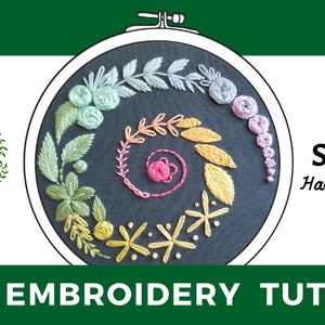 K&ouml;nnte beinhalten: Eine Hand-Stickerei-Anleitung mit einem Spiral-Musterstich. Das Design beinhaltet eine Vielzahl von Stichen, darunter Bl&auml;tter, Blumen und Sterne. Die Stickerei ist auf einem dunkelgrauen Stoff ausgef&uuml;hrt und in einem wei&szlig;en Rahmen. Der Text "SPIRAL SAMPLER" und "Hand-Stickmuster" ist auf dem Bild sichtbar.