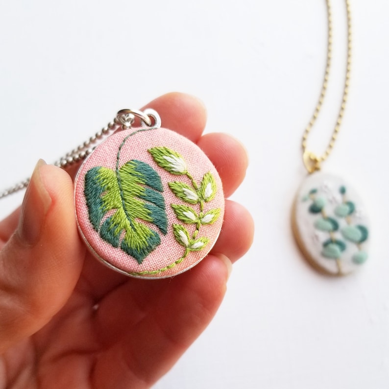 Kit de joyería de bordado a mano para principiantes, collar de plantas tropicales, materiales para engaste de plata, regalo hecho a mano para ella, kit de joyería monstera imagen 3