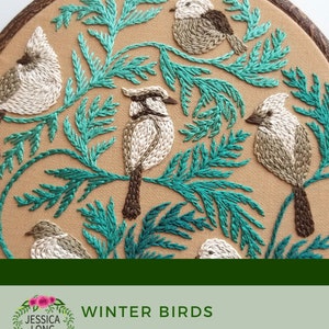 以下が含まれることがあります： 鳥が枝にとまっている冬の風景を描いた刺繍のフープアート。鳥は白、茶色、グレーの糸で刺繍されており、枝は鮮やかなターコイズグリーン。フープの下には「WINTER BIRDS」と「Video Tutorial」の文字が書かれている。