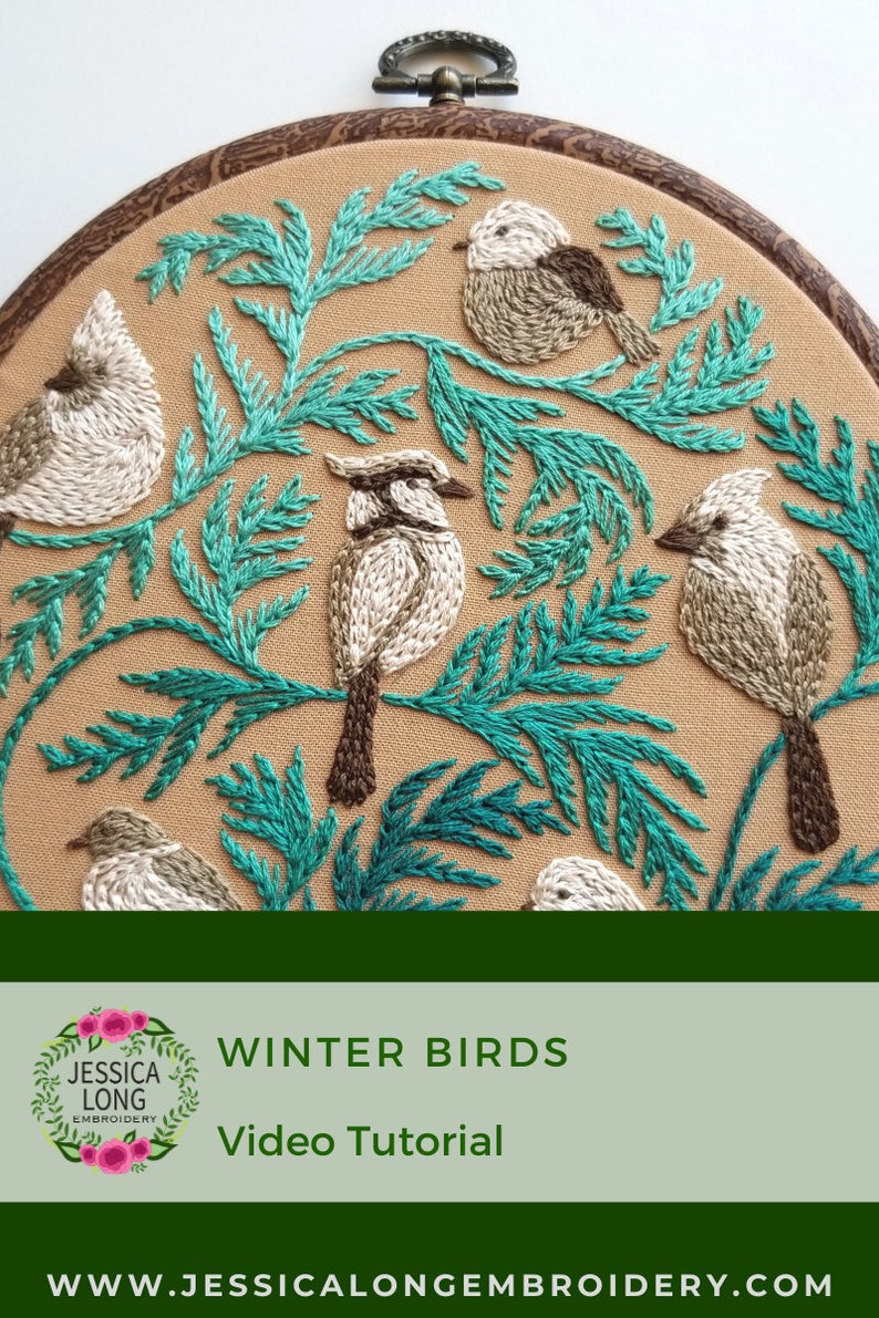 以下が含まれることがあります： 鳥が枝にとまっている冬の風景を描いた刺繍のフープアート。鳥は白、茶色、グレーの糸で刺繍されており、枝は鮮やかなターコイズグリーン。フープの下には「WINTER BIRDS」と「Video Tutorial」の文字が書かれている。