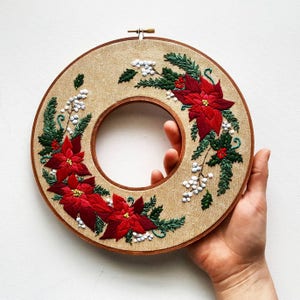 Digital hand embroidery pattern Holiday Wreath with poinsettias and holly berries, DIY Christmas double hoop fiber wall art image 5