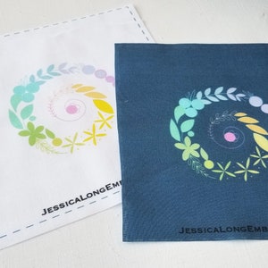 Puede incluir: Dos cuadrados de tela blanca con un dise&ntilde;o en espiral de colores y el texto "JESSICALONGEMB" en la parte inferior. El dise&ntilde;o en espiral est&aacute; formado por hojas, flores y puntos en tonos de azul, verde, amarillo y rosa.
