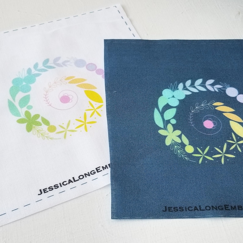 Puede incluir: Dos cuadrados de tela blanca con un dise&ntilde;o en espiral de colores y el texto "JESSICALONGEMB" en la parte inferior. El dise&ntilde;o en espiral est&aacute; formado por hojas, flores y puntos en tonos de azul, verde, amarillo y rosa.