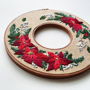 Digital hand embroidery pattern Holiday Wreath with poinsettias and holly berries, DIY Christmas double hoop fiber wall art 画像 2