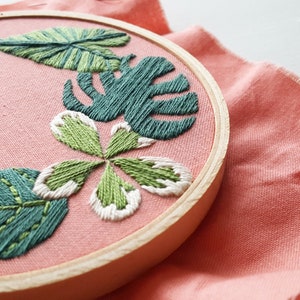 Hand Embroidery KIT: Tropical Plants Pink 4 inch, Beginner Needlepoint Design Modern Contemporary Embroidery Pattern Satin Stitch Plants Bild 4