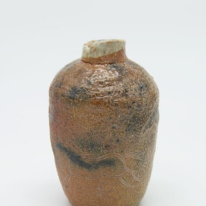 Holzbefeuerte Keramikvase mit laufendem Pferdemotiv