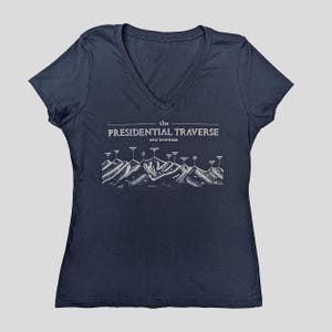 Op de afbeelding: Een marineblauw V-hals T-shirt met een witte afbeelding van de Presidential Traverse in New Hampshire. De afbeelding toont een bergketen met de namen van de toppen.