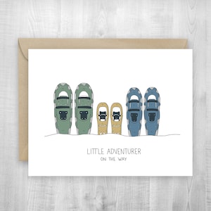 Cartão com raquetes de neve para bebê, cartão comemorativo, aventura, bebê novo, bebê personalizado, 5x7, montanhas, família, anúncio de bebê, bebê de inverno, recém-nascido