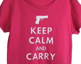 Camiseta de mujer "Mantén la calma y lleva" / camiseta "Mantén la calma" / camiseta de cuello redondo medio / camiseta divertida con pistola / camiseta con pistola para mujer / regalos con pistola / regalos para ella