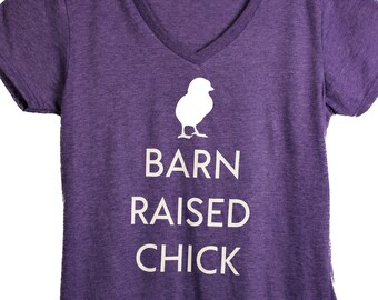 Camiseta de manga corta con cuello en V para mujer, con diseño de pollito criado en granero, camiseta de campesina, camiseta de mujer campesina, camiseta de vida rural, tallas S, M, L, XL, 2XL, morada