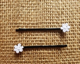 Lace daisy hair pin pair / white flower Bobbi pins / dainty flower hair accessories / wedding hair pins / bridal party gift