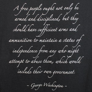 Puede incluir: Una imagen en blanco y negro de una cita de George Washington sobre la importancia de un pueblo libre armado y disciplinado. La cita dice: "Un pueblo libre no solo debe estar armado y disciplinado, sino que debe tener suficientes armas y municiones para mantener un estado de independencia de cualquiera que pueda intentar abusar de ellos, lo que incluir&iacute;a su propio gobierno."
