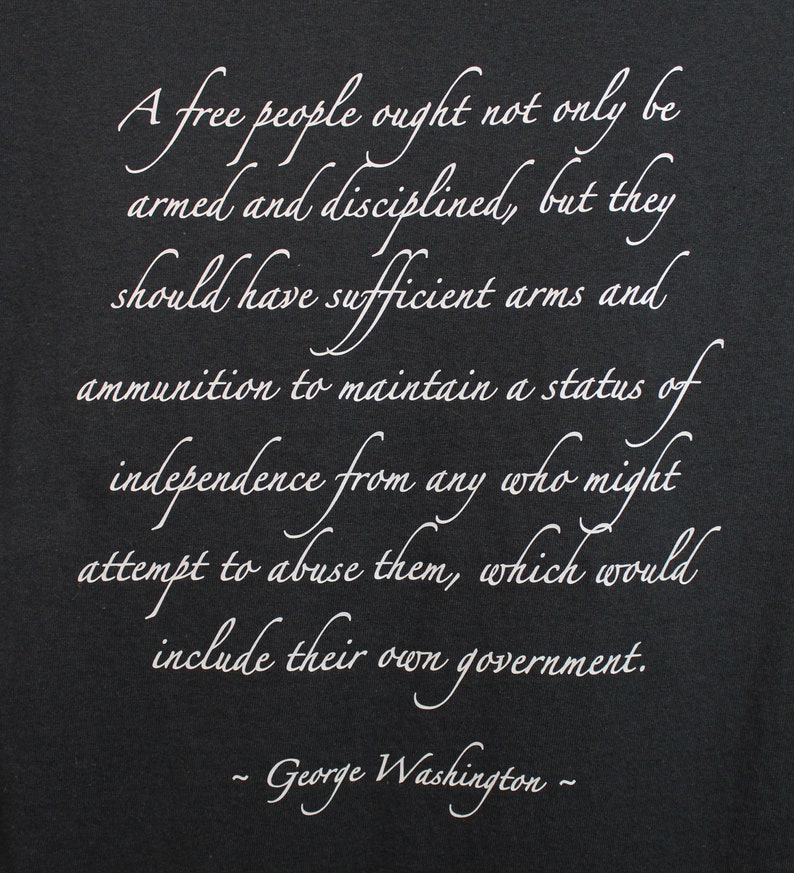 Puede incluir: Una imagen en blanco y negro de una cita de George Washington sobre la importancia de un pueblo libre armado y disciplinado. La cita dice: "Un pueblo libre no solo debe estar armado y disciplinado, sino que debe tener suficientes armas y municiones para mantener un estado de independencia de cualquiera que pueda intentar abusar de ellos, lo que incluir&iacute;a su propio gobierno."