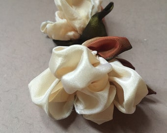 Broche fleur, Broche blanc rose en tissu, Cadeau pour femme, Faite å la main, Broche ruban acétate avec bord filaire, Fleure mariage