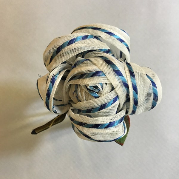 Broche de fleur en tissu, Broche rose-formé en organdi, Une broche en tissu fait a la main, Cadeau d'anniversaire pour elle