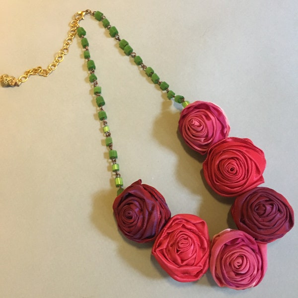 Fleur rose déclaration collier fait a la main,Floral élégant 6 roses double face en tissu,Pour cadeau maman femme anniversaire vacances