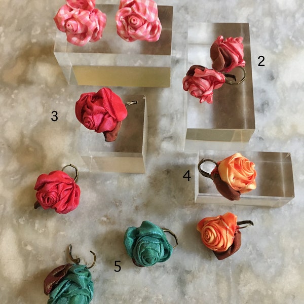 Boucles d'oreilles de fleur, Boucles d'oreilles de rose, Bijoux rose bleu, Boucles d'oreille en tissu, Accessoires de mode, Accessoire de rozen