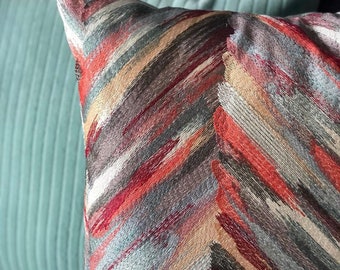 Poszewka na poduszkę z haftem Chevron - koralowy, niebieski, pomarańczowy i beżowy