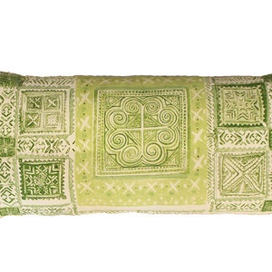 Peut inclure: Coussin rectangulaire décoratif avec un motif géométrique vert clair et blanc. Le coussin présente divers motifs carrés et rectangulaires avec des motifs complexes et un carré central avec un motif en spirale.