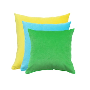 Puede incluir: Tres almohadas decorativas apiladas. La almohada superior es verde, la almohada del medio es azul claro y la almohada inferior es amarilla.