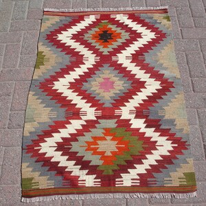 Tapete Kilim Tecido à Mão: Tapete Turco Geométrico (2&#39;8 x 4&#39; pés)