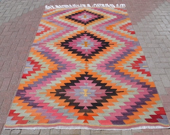 Vintage Handwoven Turkish Kilim Rug: Bohemian Geometric Wool 5x8