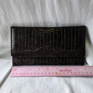 Cartera vintage de vinilo marrón. Estampado de ventisca.