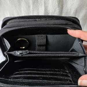Buxton Heiress Black Bifold Wallet. Vintage Leather Zipper closing. Many Compartments