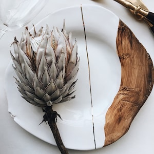 Handcrafted Ceramic Dinner Plate – Wood-Effect Clay & Kintsugi Gold Detail