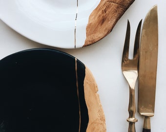 Ceramic dinner plate with irregular edge and gold kitsungi line in black or white. Handmade serving plates by Tiletiletesto pottery studio