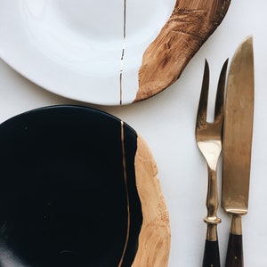 Ceramic dinner plate with irregular edge and gold kitsungi line in black or white. Handmade serving plates by Tiletiletesto pottery studio