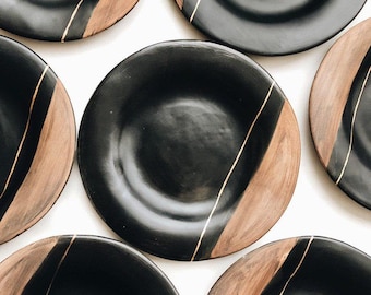 Assiette plate en céramique noire et or - Plat inspiré du Kintsugi par Julia Pilipchatina studio en céramique Tiletiletesto - Assiette de service pour le petit-déjeuner