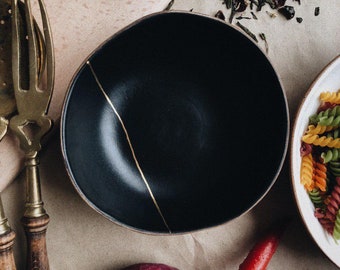 Black pottery bowl with gold in kintsugi style, Ceramic cereal serving bowl, Handmade salad, soup bowls - Julia Pilipchatina, Tiletiletesto