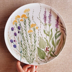 Botanisch keramisch porseleinen serviesbord met Tiletiletesto handgeschilderde planten, wilde bloemen en kruiden. Diner serveerbord van steengoed