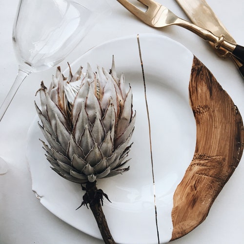 Handcrafted Ceramic Dinner Plate – Wood-Effect Clay & Kintsugi Gold Detail