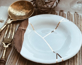 Wedding white serving plates with irregular raw rough edge and Kintsugi inspired golden stripe by ceramic studio Tiletiletesto