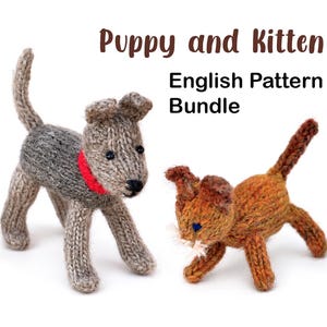 Puede incluir: Un cachorro de punto gris con collar rojo y un gatito de punto naranja. El texto Puppy and Kitten English Pattern Bundle aparece sobre las figuras. Ambos animales están de pie sobre cuatro patas con las colas apuntando hacia arriba.