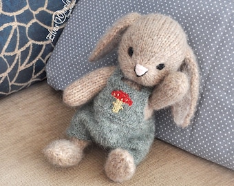 Modèle de tricot pour jouet et tenue de lapin pour bébé : salopette et béret.