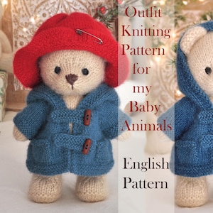 Puede incluir: Dos osos de peluche de punto que llevan abrigos azules con cierres de palanca de madera. Uno lleva un sombrero rojo, el otro una capucha azul. La imagen incluye el texto "Outfit Knitting Pattern for my Baby Animals English Pattern."